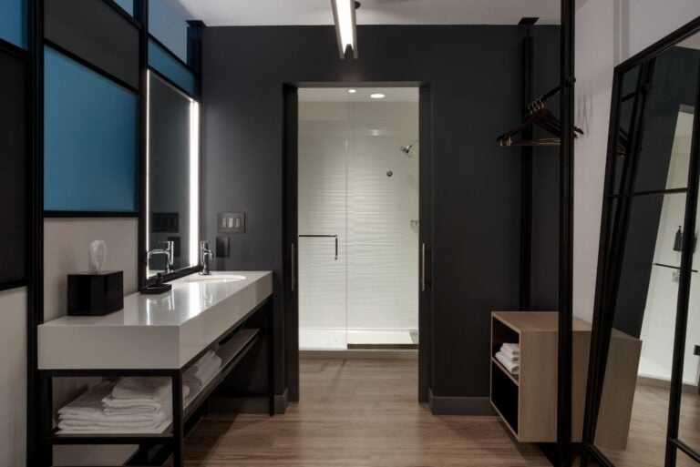 Aloft-Standard-Room-Bathroom