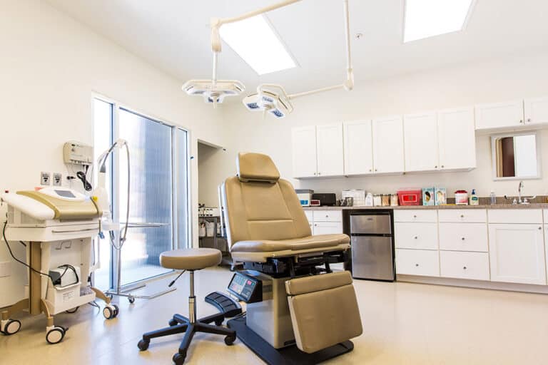 Clevens-Plastic-Surgery-Surgery-room
