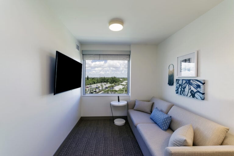 Element-Hotel-Melbourne-Bedroom-TV